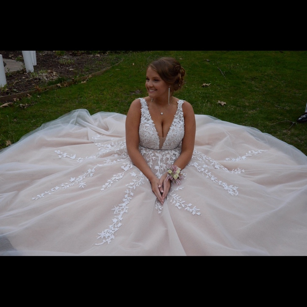 Prom dress - Picture 2 of 5